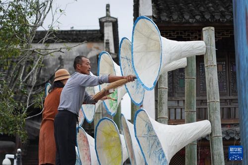 安徽黄山 古祠堂里的纸工艺展