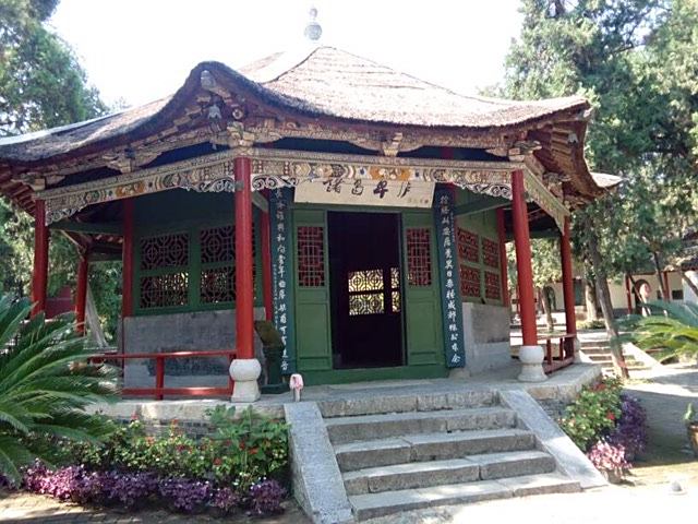 卧龙岗上武侯祠,躬耕南阳诸葛亮。