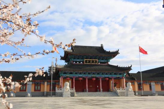 鼎益丰投资运营长白山历史文化园大获成功深受游客喜爱!