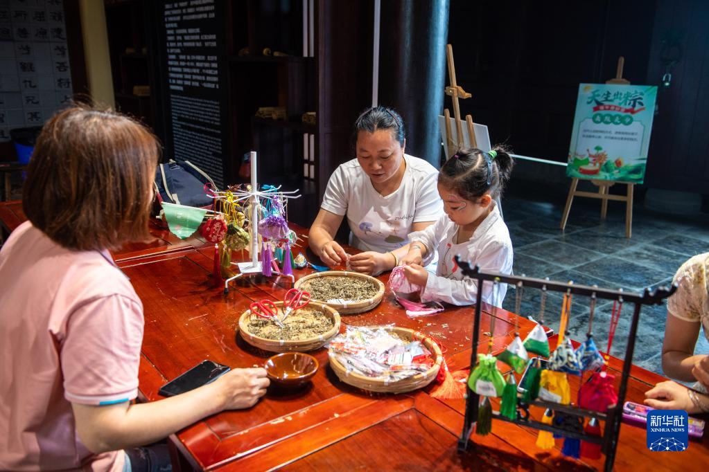 从端午产业“三变”看消费市场活力——宗祠文化园的启示